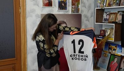 "Сина ми хоронили двічі": батьки загиблого захисника з Кіровоградщини Євгенія Косова "Сина ми хоронили двічі": батьки загиблого захисника з Кіровоградщини Євгенія Косова