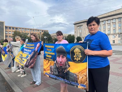 «Маємо за них боротися»: у Черкасах провели акцію на підтримку полонених та зниклих безвісти «Маємо за них боротися»: у Черкасах провели акцію на підтримку полонених та зниклих безвісти