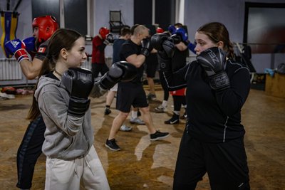 Під звуки вибухів на рингу: як працює школа боксу у Херсоні – фото Під звуки вибухів на рингу: як працює школа боксу у Херсоні – фото