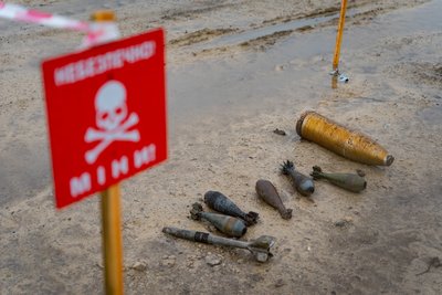 "Тут все в російських мінах". Як на Херсонщині розміновують території "Тут все в російських мінах". Як на Херсонщині розміновують території