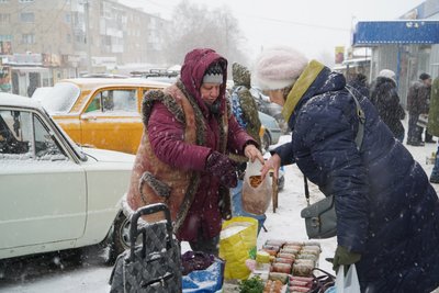Жінка торгує домашньою консервацією та сушкою в Ізюмі. Жінка торгує домашньою консервацією та сушкою в Ізюмі.