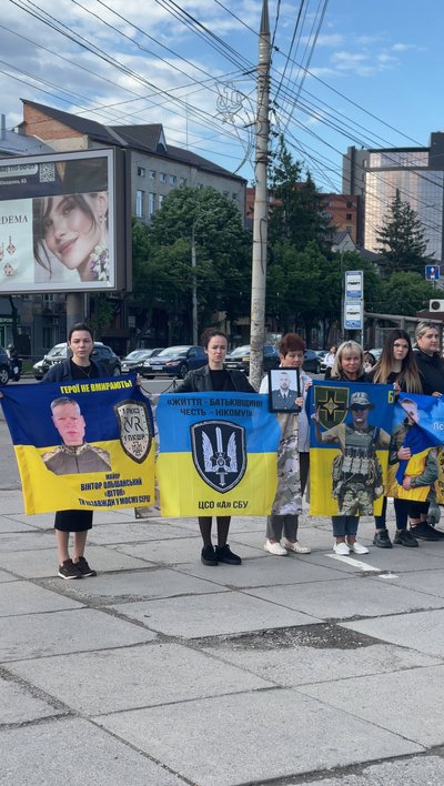 "Стою за...": у Вінниці відбулась акція пам’яті приурочена до Дня Героїв "Стою за...": у Вінниці відбулась акція пам’яті приурочена до Дня Героїв