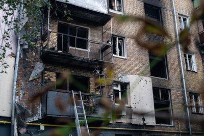 «Ми вже нікуди не переїжджаємо»: як російська атака пошкодила будинок у Солом’янському районі Києва «Ми вже нікуди не переїжджаємо»: як російська атака пошкодила будинок у Солом’янському районі Києва