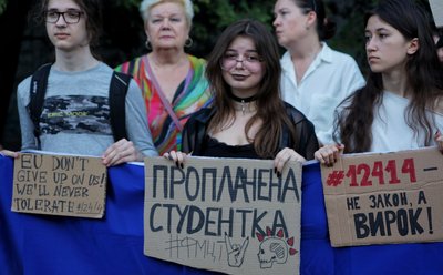 В Ужгороді другий день поспіль вийшли на мітинг проти закону, який обмежує незалежність НАБУ і САП В Ужгороді другий день поспіль вийшли на мітинг проти закону, який обмежує незалежність НАБУ і САП