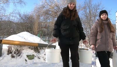 Тетяна Трач прийшла по воду з донькою, жителі Великої Березовиці без води, немає води, відсутнє водопостачання, 10 лютого 2026 року Тетяна Трач прийшла по воду з донькою, жителі Великої Березовиці без води, немає води, відсутнє водопостачання, 10 лютого 2026 року
