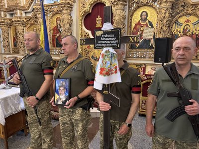 У Полтаві попрощаються із воїнами Максимом Бакшанським та Володимиром Дейнекою У Полтаві попрощаються із воїнами Максимом Бакшанським та Володимиром Дейнекою