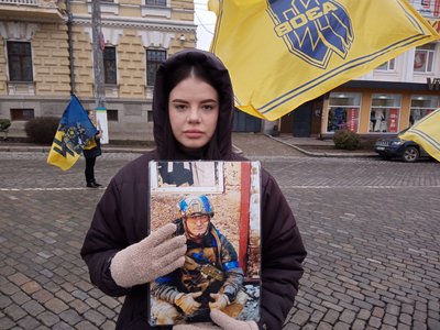 "Просимо міжнародні організації – знайдіть нам наших рідних". У Кропивницькому вийшли на акцію "Не мовчи! Полон вбиває" "Просимо міжнародні організації – знайдіть нам наших рідних". У Кропивницькому вийшли на акцію "Не мовчи! Полон вбиває"