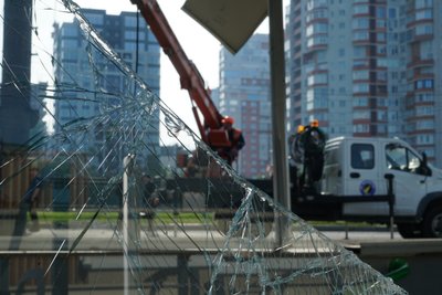 Розбите скло біля місця влучання БпЛА у Шевченківському районі Харкова, 16 травня 2026 року Розбите скло біля місця влучання БпЛА у Шевченківському районі Харкова, 16 травня 2026 року