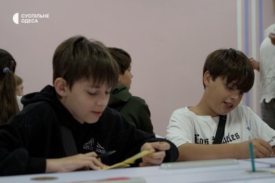 "Не встигають за програмою": як вчителі Одещини допомагають учням наздогнати шкільну програму "Не встигають за програмою": як вчителі Одещини допомагають учням наздогнати шкільну програму