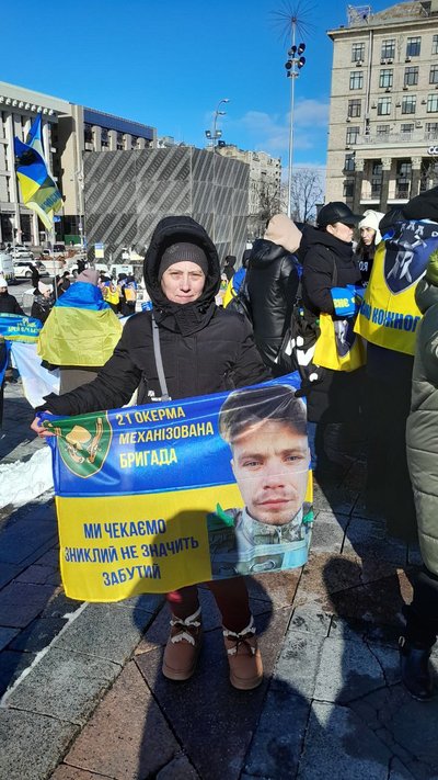 Оксана на мирному зібрані у столиці стоїть з свого брата Оксана на мирному зібрані у столиці стоїть з свого брата