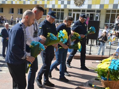 У Кропивницькому напередодні Дня Конституції виконали Гімн України та вручили державні нагороди У Кропивницькому напередодні Дня Конституції виконали Гімн України та вручили державні нагороди