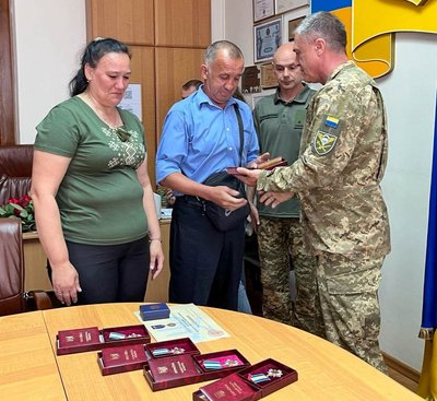 Нагородили після загибелі: в Житомирі рідним полеглих воїнів вручили державні ордени Нагородили після загибелі: в Житомирі рідним полеглих воїнів вручили державні ордени
