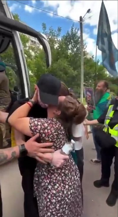 Першою після полону обійняла мама. Історія захисника Маріуполя Тараса Ліщенка Першою після полону обійняла мама. Історія захисника Маріуполя Тараса Ліщенка