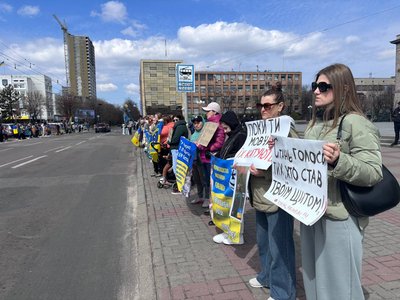 "Хочемо, щоб кожен знайшов свого рідного": у Черкасах відбулась акція на підтримку 110 окремої механізованої бригади "Хочемо, щоб кожен знайшов свого рідного": у Черкасах відбулась акція на підтримку 110 окремої механізованої бригади