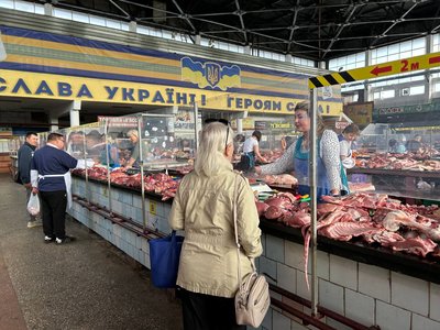 Сало до 450 гривень за кілограм: скільки коштує м’ясо на Житньому ринку в Житомирі Сало до 450 гривень за кілограм: скільки коштує м’ясо на Житньому ринку в Житомирі