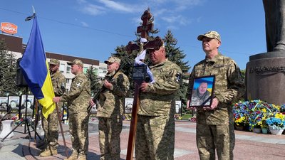 З військовими Віктором Матяхом та Анатолієм Весною попрощалися у Рівному З військовими Віктором Матяхом та Анатолієм Весною попрощалися у Рівному