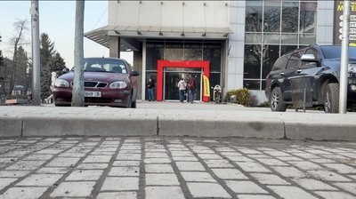 Магазин, Бурштин, тротуар, бордюр Магазин, Бурштин, тротуар, бордюр