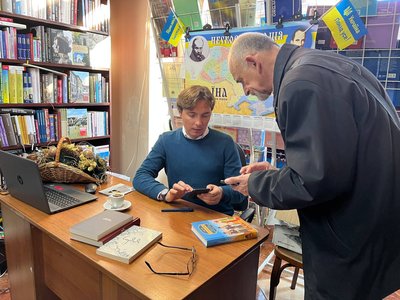 Акцію "Письменник за прилавком" в Ужгороді відкрив Андрій Любка Акцію "Письменник за прилавком" в Ужгороді відкрив Андрій Любка