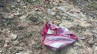 Невідомі зірвали на могилі з тримачів два прапори: прапор України та прапор 95 бригади Невідомі зірвали на могилі з тримачів два прапори: прапор України та прапор 95 бригади