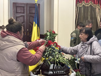 У Первомайську провели в останню путь загиблого бійця Дмитра Шевченка У Первомайську провели в останню путь загиблого бійця Дмитра Шевченка