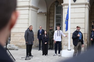 Яна Степаненко та Маркіян Мазур на площі Ринок, 9 травня 2025 Яна Степаненко та Маркіян Мазур на площі Ринок, 9 травня 2025