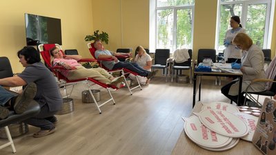 Акція до Дня донора крові: у Хмельницькому ветерани та містяни здавали кров для ЗСУ Акція до Дня донора крові: у Хмельницькому ветерани та містяни здавали кров для ЗСУ