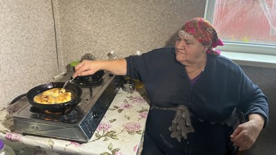 пиріжки жителька прифронтового села Шандриголове Валентина Донецька область 8 листопада 2024 рік пиріжки жителька прифронтового села Шандриголове Валентина Донецька область 8 листопада 2024 рік