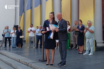 Фехтувальниці Аліна Комащук та Олена Кравацька повернулися до Одеси: як вітали переможниць Олімпійських ігор Фехтувальниці Аліна Комащук та Олена Кравацька повернулися до Одеси: як вітали переможниць Олімпійських ігор