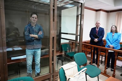 Еван Гершкович і посол США в Росії Лінн Трейсі у залі Московського міського суду, Росія, 18 квітня 2023 року Еван Гершкович і посол США в Росії Лінн Трейсі у залі Московського міського суду, Росія, 18 квітня 2023 року