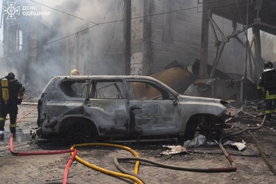 Через атаку БпЛА в Одеському районі пошкоджені будинки, пошта та магазин: є травмовані Через атаку БпЛА в Одеському районі пошкоджені будинки, пошта та магазин: є травмовані