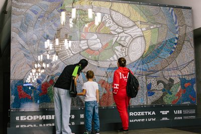 Люди розглядають мозаїку в харківському метро Люди розглядають мозаїку в харківському метро