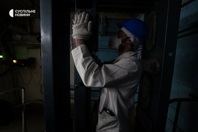 Працівник ЧАЕС проходить перевірку на забруднення альфа та бета-активними речовинами. Ці рамки призначені для вимірювання забрудненості шкіри або спецодягу персоналу. Чорнобиль, 22 квітня 2026 року Працівник ЧАЕС проходить перевірку на забруднення альфа та бета-активними речовинами. Ці рамки призначені для вимірювання забрудненості шкіри або спецодягу персоналу. Чорнобиль, 22 квітня 2026 року