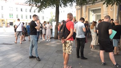 Великі черги біля ЦНАПу, ТЦК та поліклінік: як військовозобов'язані в Житомирі оновлюють дані Великі черги біля ЦНАПу, ТЦК та поліклінік: як військовозобов'язані в Житомирі оновлюють дані