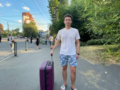 "В одній з квартир привалило жінку". Що розповідають очевидці удару по дев'ятиповерхівці у центрі Дніпра "В одній з квартир привалило жінку". Що розповідають очевидці удару по дев'ятиповерхівці у центрі Дніпра