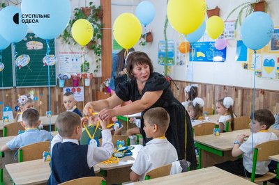 Без урочистої лінійки: як вітали першокласників 1 вересня в одеській школі Без урочистої лінійки: як вітали першокласників 1 вересня в одеській школі