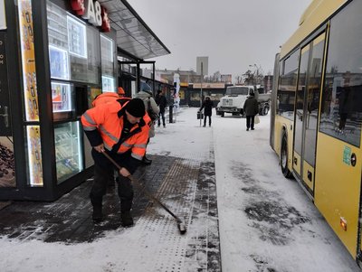 У Києві ускладнений рух транспорту, а вантажівкам заборонили в'їзд У Києві ускладнений рух транспорту, а вантажівкам заборонили в'їзд