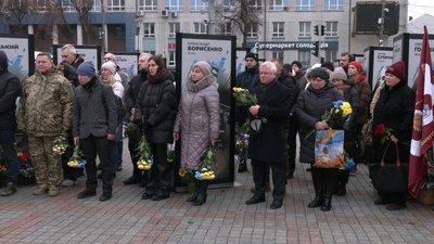 Батьки присвятили вірші та виставу: зі старшим солдатом Дмитром Паскарем попрощалися у Рівному Батьки присвятили вірші та виставу: зі старшим солдатом Дмитром Паскарем попрощалися у Рівному