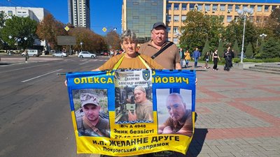 «Шукаємо як підтримку, так і надію»: у Черкасах відбулася щонедільна акція «Не мовчи — полон вбиває» «Шукаємо як підтримку, так і надію»: у Черкасах відбулася щонедільна акція «Не мовчи — полон вбиває»
