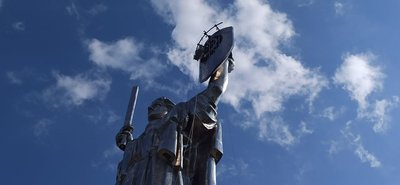 Монумент "Батьківщина-мати" позбувся радянського герба Монумент "Батьківщина-мати" позбувся радянського герба