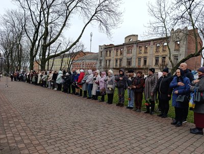 "Маємо тримати цю пам'ять живою": в Умані вшанували пам'ять полеглих бійців ЗСУ "Маємо тримати цю пам'ять живою": в Умані вшанували пам'ять полеглих бійців ЗСУ
