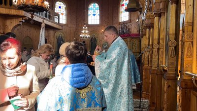 Священик працює тренером у спортзалі Священик працює тренером у спортзалі