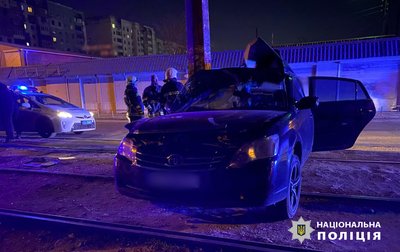 В Одесі легковик врізався в електроопору: є загиблий В Одесі легковик врізався в електроопору: є загиблий