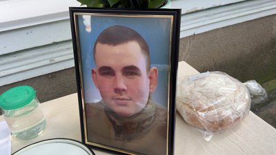 У Херсоні провели в останню путь загиблого солдата Артема Петришина У Херсоні провели в останню путь загиблого солдата Артема Петришина