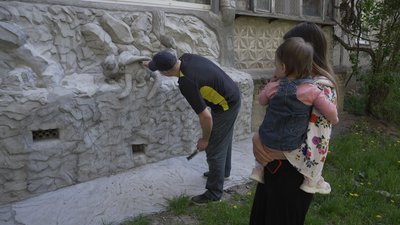 "Будинок з химерами" у Вінниці: містянин прикрасив балкон скульптурами міфічних істот "Будинок з химерами" у Вінниці: містянин прикрасив балкон скульптурами міфічних істот