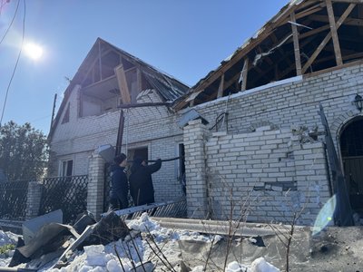 “Бабуся сиділа вся в крові”: армія РФ вдарила КАБом по приватному сектору “Бабуся сиділа вся в крові”: армія РФ вдарила КАБом по приватному сектору
