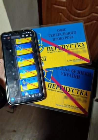 "Фейкові посвідчення". Прокуратура заблокувала канал збуту підроблених документів держустанов "Фейкові посвідчення". Прокуратура заблокувала канал збуту підроблених документів держустанов