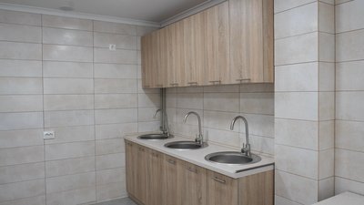З перукарнею, спортзалом і дитячою: у Чернівцях маріупольці отримали нове житло