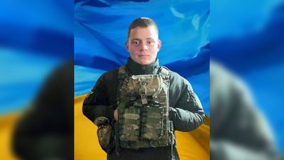 На Чернігівщині попрощалися з трьома захисниками, які загинули на Донеччині На Чернігівщині попрощалися з трьома захисниками, які загинули на Донеччині