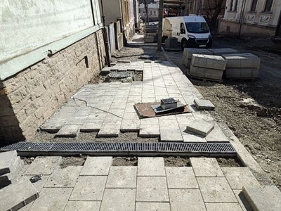 Ремонт тротуарів на вулиці Фучика у Чернівцях Ремонт тротуарів на вулиці Фучика у Чернівцях