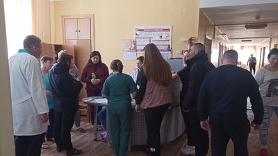 Пацієнти лікарні на Житомирщині протестують проти об'єднання двох відділень Пацієнти лікарні на Житомирщині протестують проти об'єднання двох відділень